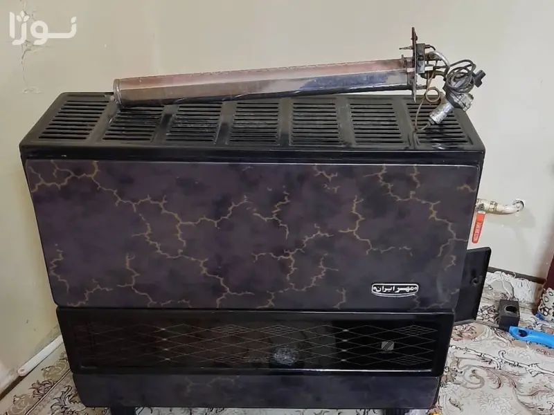 تکنسین متخصص تعمیر بخاری گازی در نوژا سرویس در حال سرویس بخاری