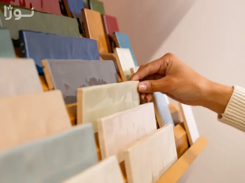 نمونه اجرای کاشی و سرامیک مناسب برای دیوار و کف حمام و سرویس بهداشتی با رعایت هماهنگی رنگی