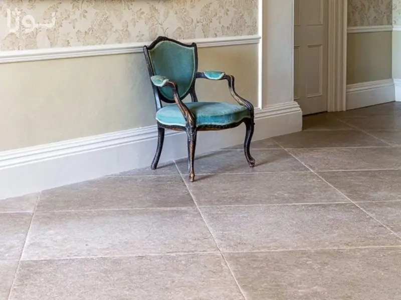 مقایسه نمای نزدیک سطح و لبه کاشی درجه یک و باکیفیت در مقابل کاشی بی کیفیت و درجه پایین