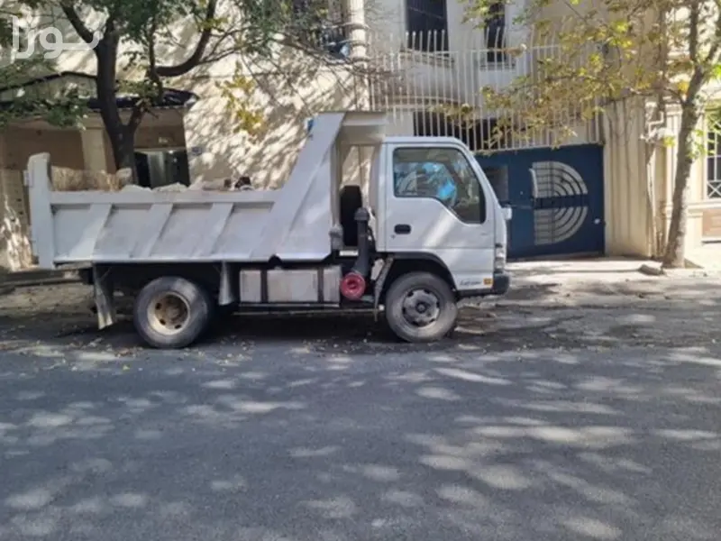 کامیونت کمپرسی بزرگ نوژا سرویس در حال تخلیه نخاله ساختمانی حجیم در یک پروژه تخریب در نوژا سرویس