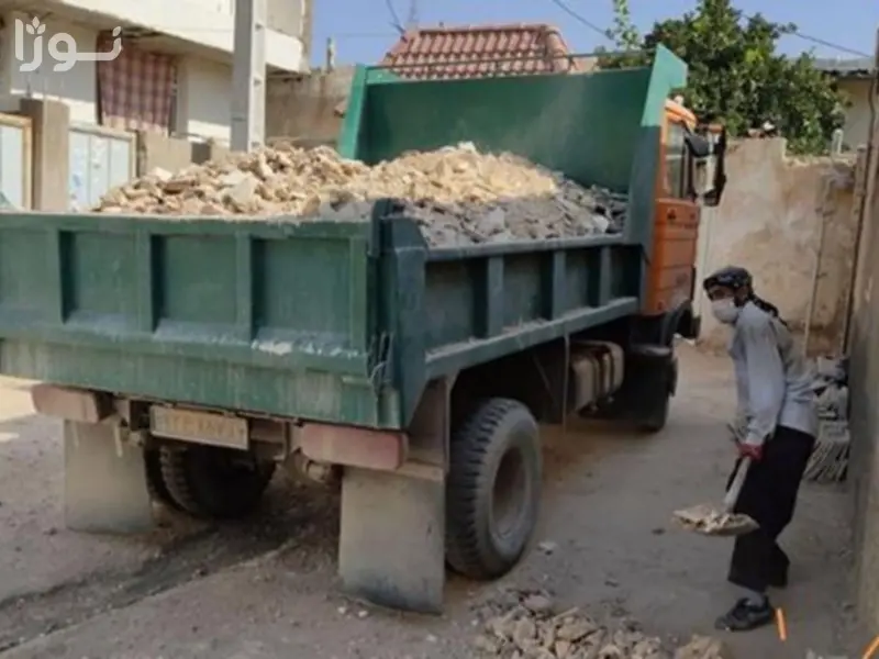 خاور نوژا سرویس در یک خیابان شلوغ نوژا سرویس، آماده بارگیری مصالح ساختمانی و نخاله
