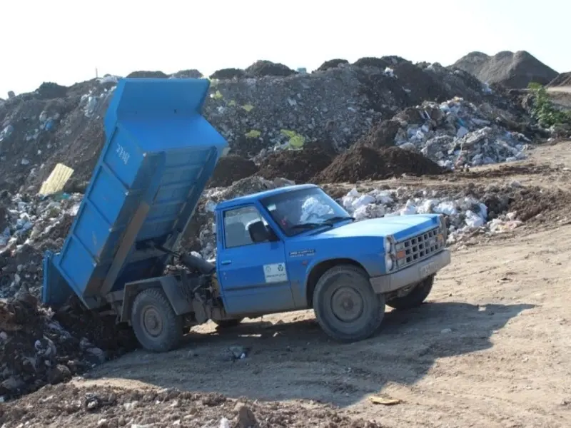 نیسان کمپرسی نوژا سرویس، گزینه چابک برای حمل نخاله و مصالح در کوچه‌های باریک نوژا سرویس